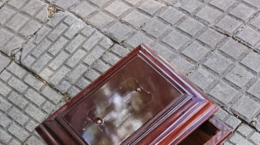 La Plata: Hallaron una urna funeraria abandonada frente a un supermercado