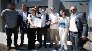 Kicillof entregó viviendas en Saladillo y lamentó las obras paralizadas por Milei