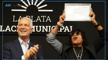 En la previa al baile, “La Mona” Jiménez fue distinguido como Visitante Ilustre de La Plata