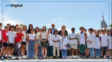 En su aniversario, Alak encabezó la asunción del nuevo Gobierno Infantil de ‘La Repu’