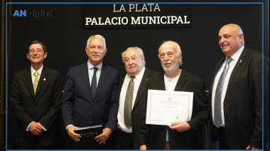 Alak entregó escrituras a empresas, medallas a médicos y premios a atletas