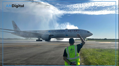 “Hito histórico”: Scioli recibió al vuelo comercial más largo del mundo