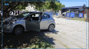 Tragedia en Plaza Moreno: Se descompensó en su auto, chocó y murió