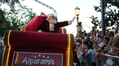 Papa Noel encabezó el Desfile Mágico y miles de familias disfrutaron la Navidad en la Ciudad