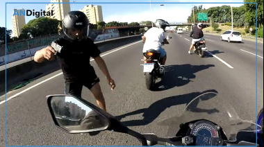 Impactante robo captado en primera persona en la Autopista Ricchieri y a la vista de todos