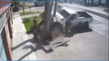 Chocó, derribó una columna y volcó en La Plata a plena luz del día, pero no mató a nadie