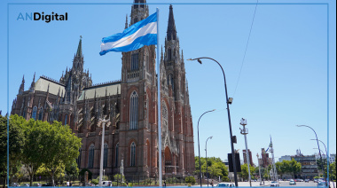 Flamante bandera argentina en el corazón de La Plata