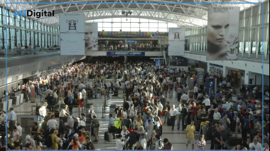 La masiva salida de argentinos al exterior en 2025 dejó un déficit de USD 4.000 millones