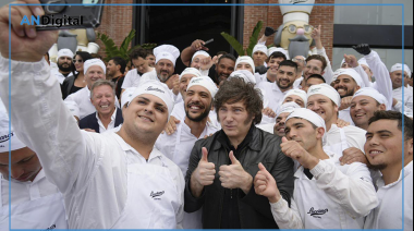 Selfies, arengas y gritos de “libertad”: Milei visitó la fábrica de helados Lucciano’s