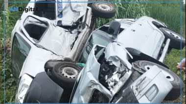 Impactante choque en Los Hornos: dos autos volcados y dos heridos