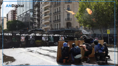 Violencia desmedida frente al Congreso: Bombas molotov, piedrazos y ¿pasividad policial?