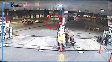 Balean al dueño de una moto y a un playero en un robo en una estación de servicio en Lanús