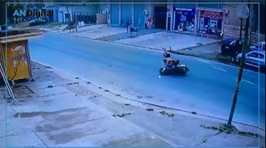 Iba en moto, atropelló a una mujer y simuló asistirla, pero finalmente escapó