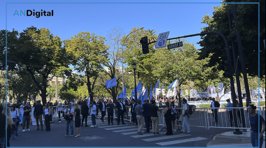 Una plaza semi vacía y escasa militancia para escuchar a Kicillof: La otra cara de la Asamblea Legislativa