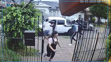 Desesperante: Le roban la camioneta a una familia en Villa Luzuriaga con la nena discapacitada adentro