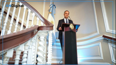 Adorni justificó el viaje de su mujer en el avión presidencial: “Vengo a deslomarme a Nueva York”