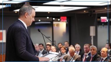 Diputado radical cree que Adorni debe dar un paso al costado: “Deslomarse es otra cosa”