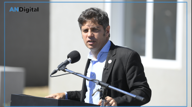 Kicillof entregó 101 viviendas en Bahía Blanca y recordó las obras frenadas por Milei
