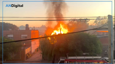 “Vuelan garrafas”: pavoroso incendio en depósito de Merlo