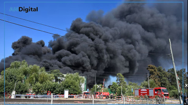 Alarma ambiental por impactante incendio en depósito de pintura en Moreno