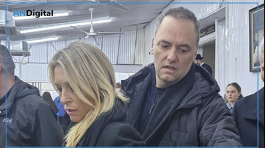 Pasajes de lujo para Adorni y su esposa: el regreso de Nueva York costó USD 10.000 y se reservó desde Jefatura