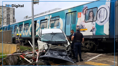 Video impactante en Ramos Mejía: Cruzó con la barrera baja y un tren se lo llevó puesto