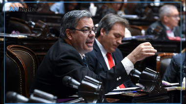 La oposición se relame con la presencia de Adorni en el Congreso: “Es un meme”