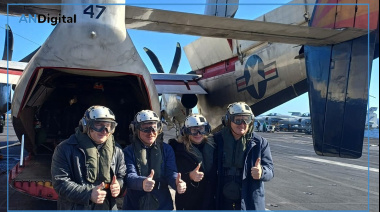 Milei viajó a Mar del Plata para fotografiarse en un portaaviones de EE.UU.