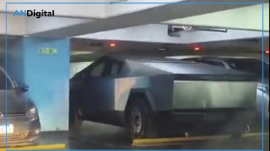 Un diputado de Milei fue al Congreso en una Tesla Cybertruck de 300 mil dólares