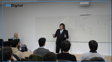 Javier Milei dio una clase en una universidad privada tras la masiva marcha federal