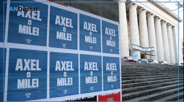 “Axel o Milei”: los afiches que aparecieron en CABA y el Conurbano bonaerense