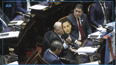 Diputado peronista posó con una careta de Adorni, lo trató de “delincuente” y se cruzó con Martín Menem