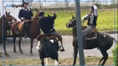 Escándalo en Berazategui: dos jinetes se pelearon a rebencazos en pleno desfile del 25 de Mayo