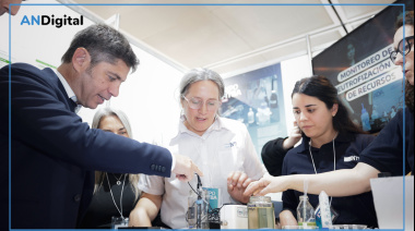 Kicillof se diferenció del “desastre” de Milei: “Aquí defendemos la ciencia y la investigación”