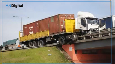 Chocó un guardarrail, se le desprendió el tanque del camión y casi provoca una tragedia en plena Panamericana
