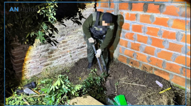 Santa Fe: enterró 50 kilos de cocaína, lo descubrieron y la madre se desmayó en pleno operativo