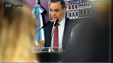 Acorralado por el archivo: el video que desarma la versión de Adorni sobre sus ahorros