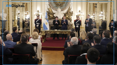 Diego Santilli juró como jefe de Gabinete con la sorpresiva presencia de Adorni