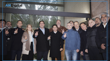 Kicillof vs. Milei: el Gobernador se rodeó de intendentes en San Vicente y pidió construir una alternativa