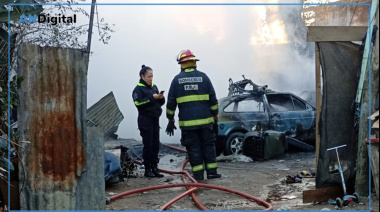 Trágico incendio en una vivienda de Los Hornos: murió una mujer y dos niños resultaron heridos