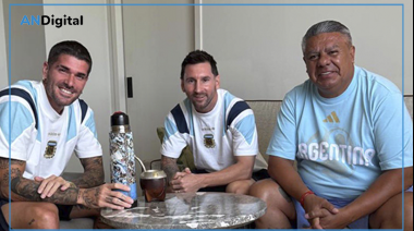 Dibu Martínez y Messi activaron las cábalas antes de Cabo Verde: del look patrio al “mate sagrado”