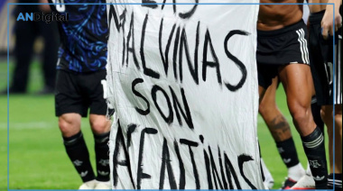 La Libertad Avanza objetó la bandera de Malvinas que exhibieron los jugadores de la Selección