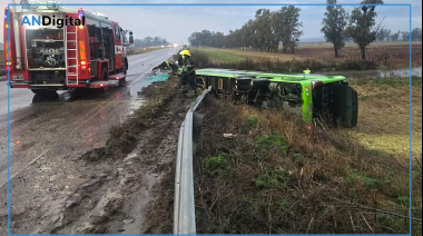 Temporal en Buenos Aires: el viento tumbó un micro y cayó desde un puente sobre la Ruta 7