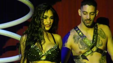En Sex, Daniela Celis fue a la platea y besó a Julieta Poggio: el video