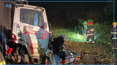 Tremendo choque frontal entre auto y camión en Exaltación de la Cruz: siete muertos y un herido grave