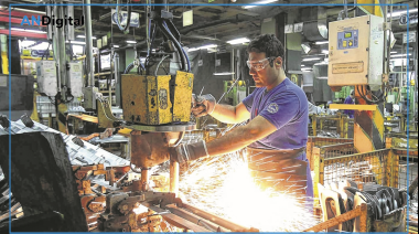 La industria repuntó 2% en junio, pero el primer semestre cerró en rojo