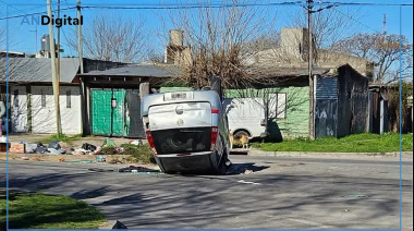 Tres heridos en La Plata: el choque contra un contenedor que terminó en vuelco