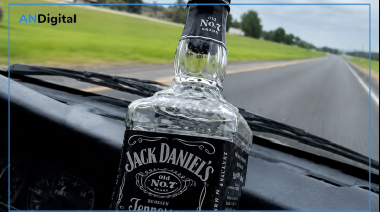 Se filmó tomando whisky al volante en la Ruta 2 y le suspendieron la licencia