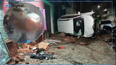 Mar del Plata: una camioneta volcó y terminó sobre la vereda, con un muerto
