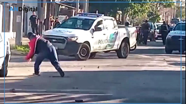 Policías brutalmente agredidos al intentar acarrear un auto mal estacionado en Villa Tranquila